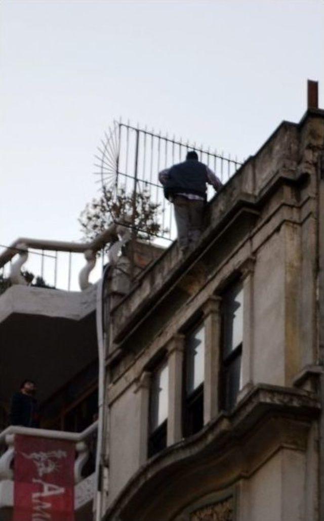 İstiklal Caddesi’nde İntihar Girişimi