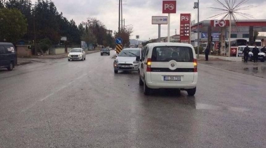 Kamyonet İle Otomobil &Ccedil;arpıştı, 3 Yaralı