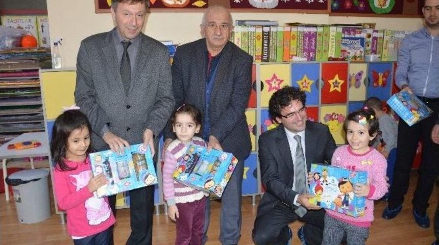 Marmarabirlik &Ouml;ğrencilere Zeytin Dağıtıyor