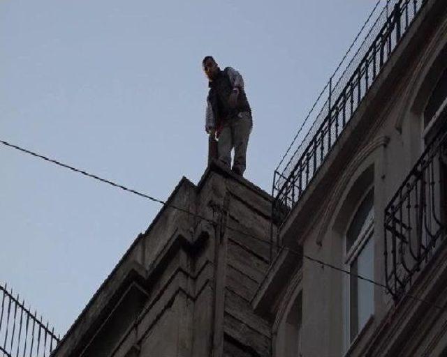 İstiklal Caddesi'nde Intihar Girişimi Hareketliliği(Geniş Haber)