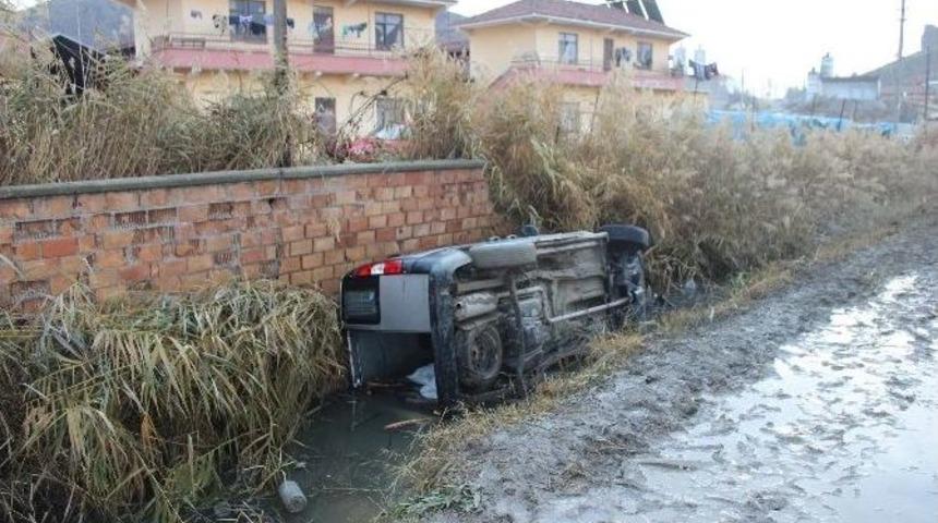 Otomobil Su Kanalına D&uuml;şt&uuml;: 3 Yaralı