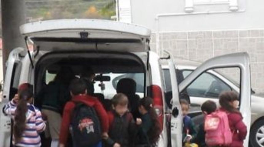 4 Kişilik Aracına 18 &Ouml;ğrenci Sığdıran &Ouml;ğretmen, &Ccedil;ocukların Canını Hi&ccedil;e Saydı