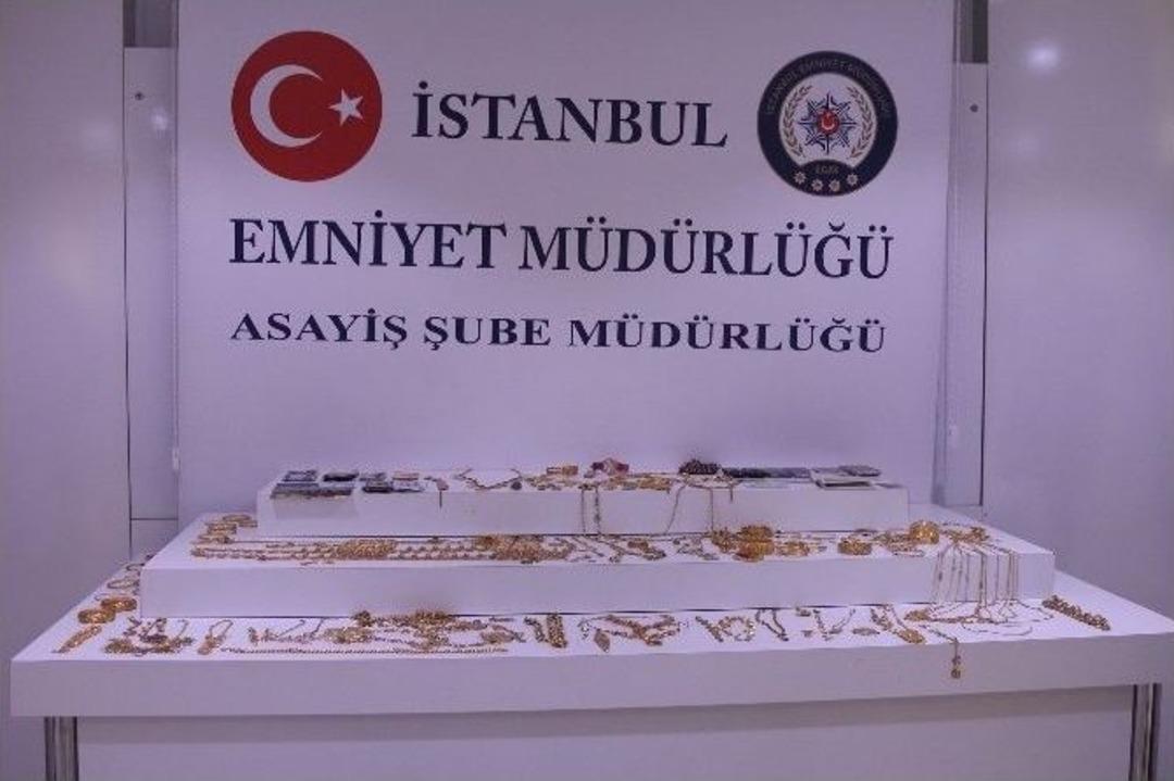 Kendilerine Polis S&uuml;s&uuml; Vererek Suriyeli Aileden 5 Kg Altın &Ccedil;alan Hırsızlar 24 Saat İ&ccedil;erisinde Yakalandı