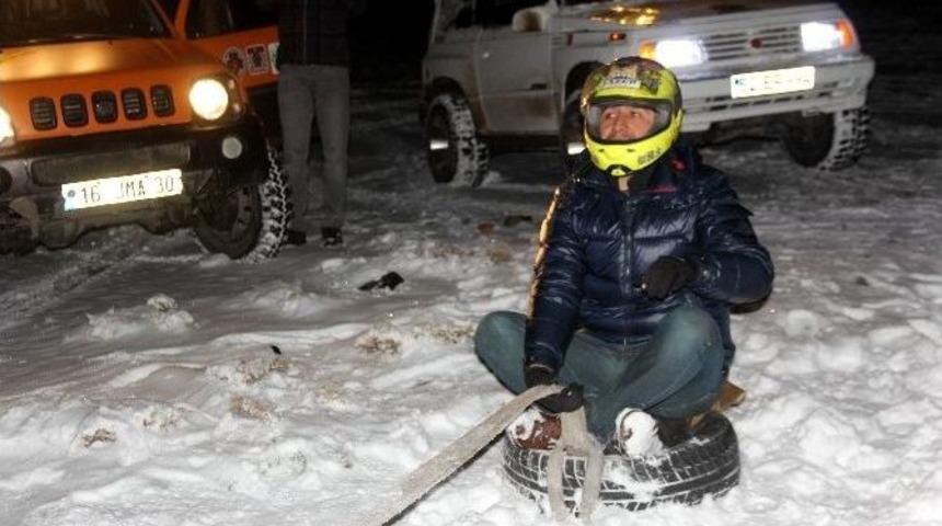 Erzurum&rsquo;da Buz Gibi Havada Kar &Uuml;zerinde Lastik Raftingi