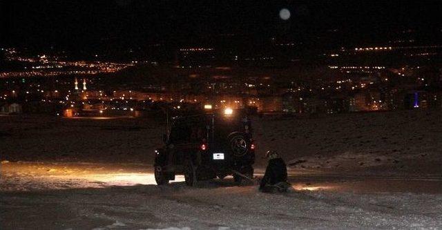 Erzurum’da Buz Gibi Havada Kar Üzerinde Lastik Raftingi