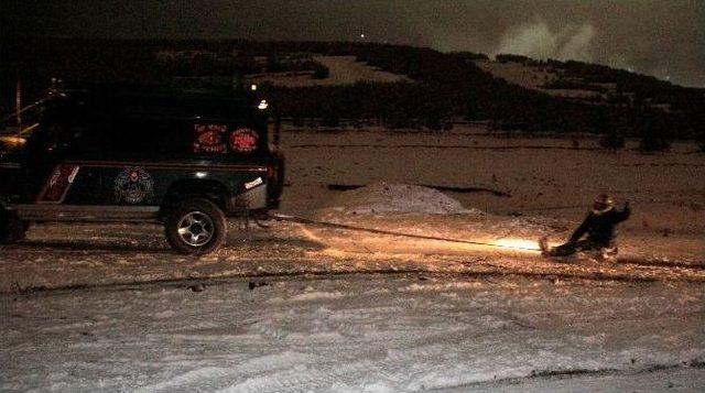 Erzurum’da Buz Gibi Havada Kar Üzerinde Lastik Raftingi