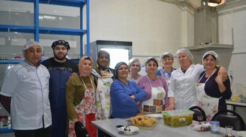 Hem Keyif Alıyorlar Hem Yemek Yapıyorlar