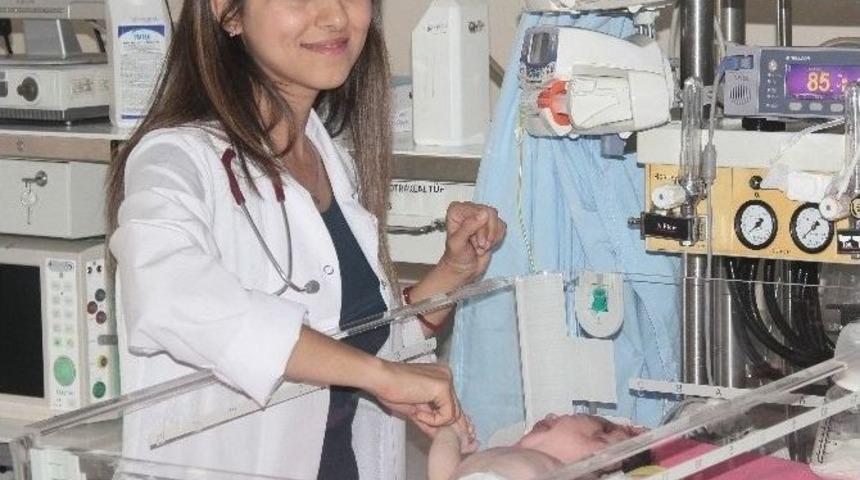 Premat&uuml;re Doğduğu Hastanede Premat&uuml;re Bebeklere Şifa Dağıtıyor