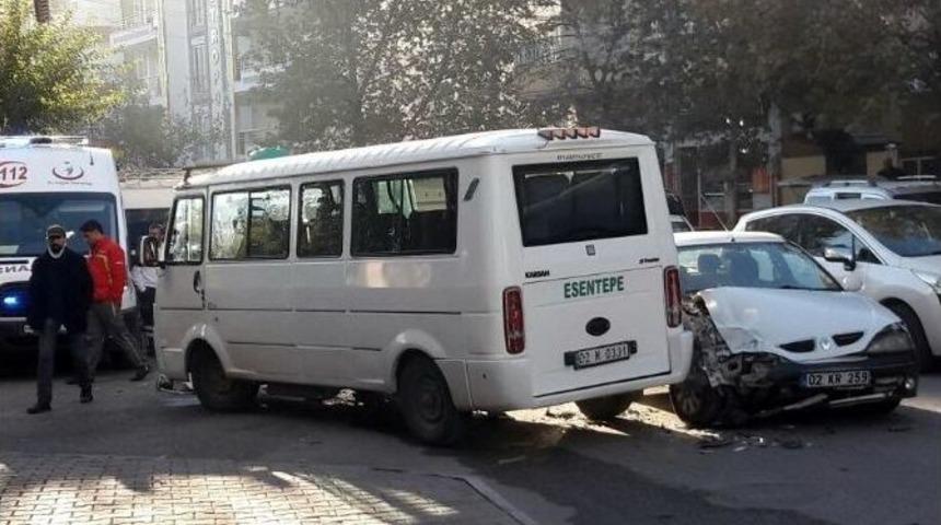 Otomobil İle Yolcu Minib&uuml;s&uuml; &Ccedil;arpıştı: 1 Yaralı