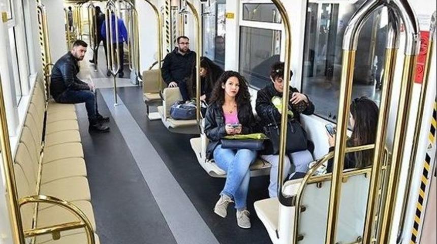 Yeni Vagonlarda &Ccedil;i&ccedil;eklerle Karşılama