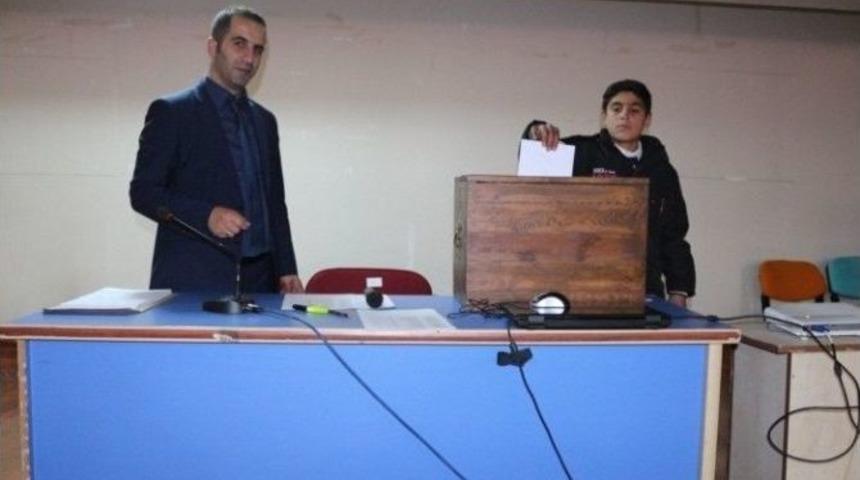 &Ouml;ğrencilere Se&ccedil;me Ve Se&ccedil;ilme K&uuml;lt&uuml;r&uuml; Kazandırılıyor