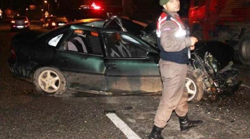 Kamyona &Ccedil;arpan Otomobilin S&uuml;r&uuml;c&uuml;s&uuml; Yaralandı