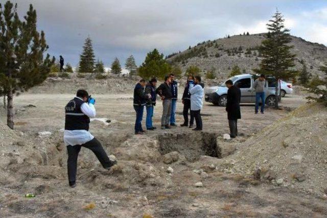 Eşiyle Para Karşılığı Ilişkiye Girmek Istediği Iddiasıyla Öldürüp, Cesedi Yakmışlar