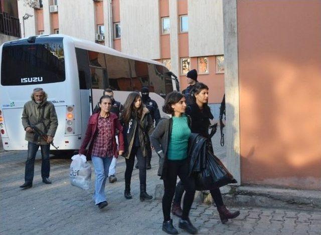 Mardin’de Gözaltına Alınan 31 Dbp’li Adliyeye Sevk Edildi