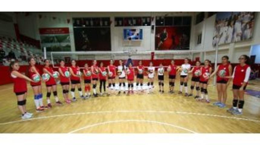 Bayraklı&rsquo;nın Voleybolcuları Yarı Finalde