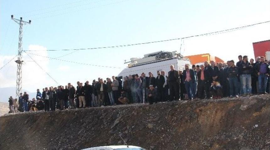 G&ouml;&ccedil;&uuml;k Altında Kalan İş&ccedil;ilerin Yakınlarının Bekleyişi S&uuml;r&uuml;yor