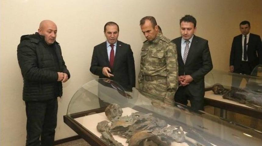 Vali İle Komutanlar M&uuml;zeyi Gezdi