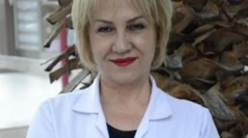 Kanser Hastalarına Kalıcı Kaş Ve Meme Ucu Çiziyor