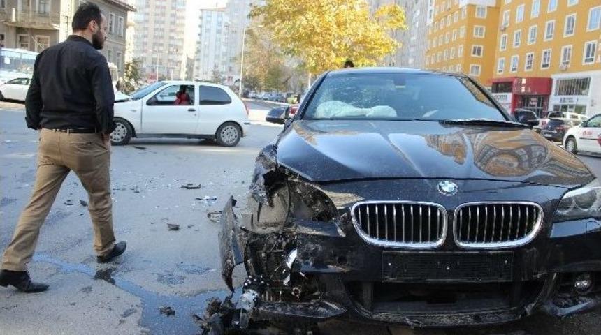 2 Otomobil &Ccedil;arpıştı: 1 Yaralı