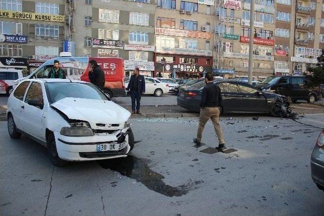 2 Otomobil Çarpıştı: 1 Yaralı 1