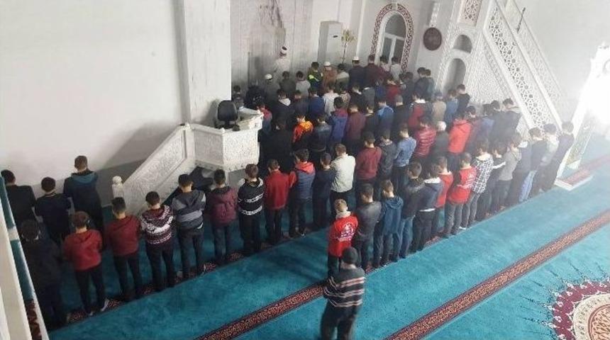 Gen&ccedil;lik Namazda Buluştu