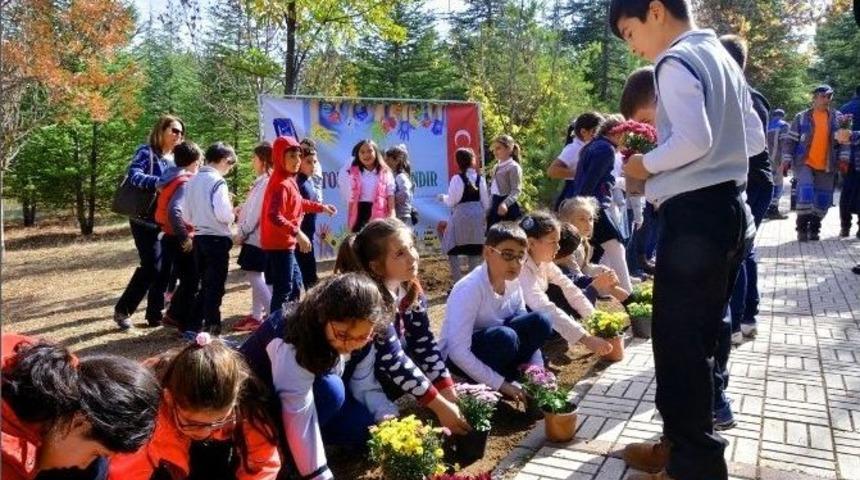 Minik Eller Okul Bah&ccedil;elerini &Ccedil;i&ccedil;eklendirdi