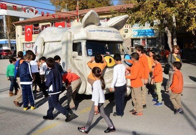 Minik Eller Okul Bah&ccedil;elerini &Ccedil;i&ccedil;eklendirdi 1