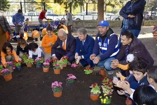Minik Eller Okul Bah&ccedil;elerini &Ccedil;i&ccedil;eklendirdi 2