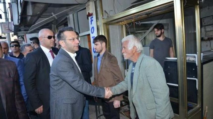 Pkk Ter&ouml;r&uuml;n&uuml;n Vurduğu Bağlar'da Yaralar Sarılıyor