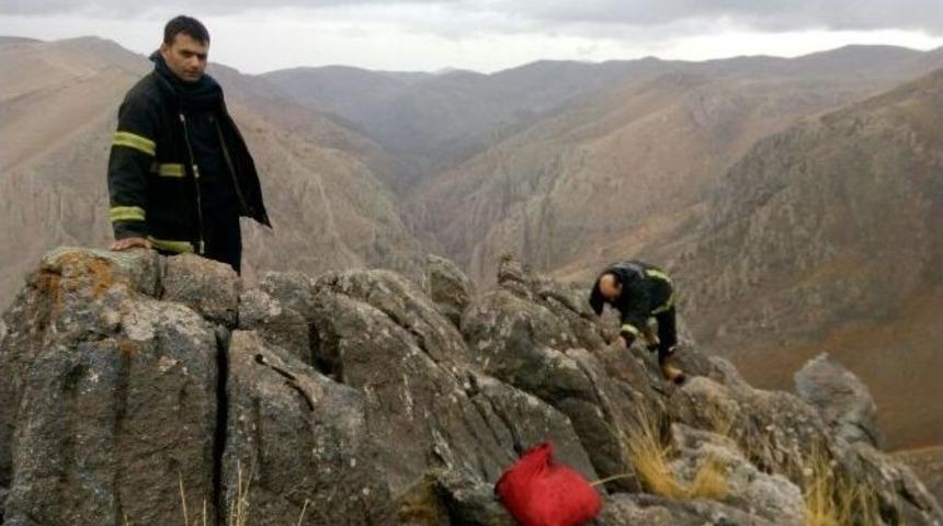 Sarp Kayalıklarda Mahsur Kalan Ke&ccedil;ileri İtfaiye Kurtardı
