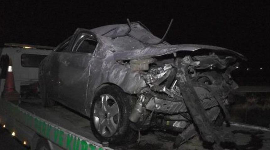 Otomobille K&ouml;peğe &Ccedil;arpmamak Isterken Takla Attı: 3 Yaralı