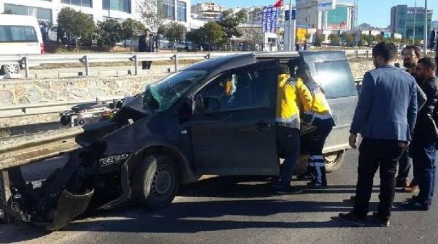 Ticari Ara&ccedil; Bariyerlere Girdi: 2 Yaralı