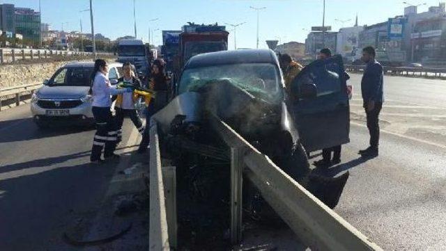 Ticari Araç Bariyerlere Girdi: 2 Yaralı 1