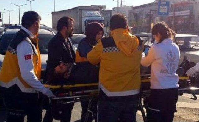 Ticari Araç Bariyerlere Girdi: 2 Yaralı 2