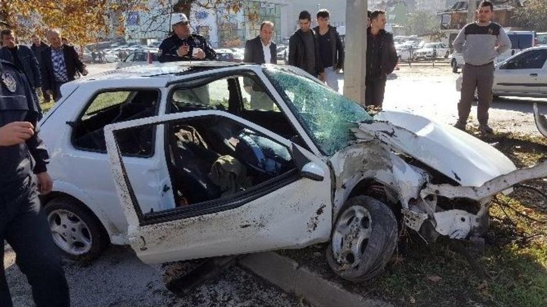 Samsun&rsquo;da Otomobil Ağaca &Ccedil;arptı: 2 Yaralı