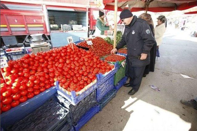 Zabıta Ekiplerinden Pazarlarda Donmuş Sebze Meyve Kontrolü