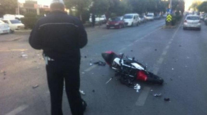 Otomobile &Ccedil;arpan Motosikletin S&uuml;r&uuml;c&uuml;s&uuml; &Ouml;ld&uuml;