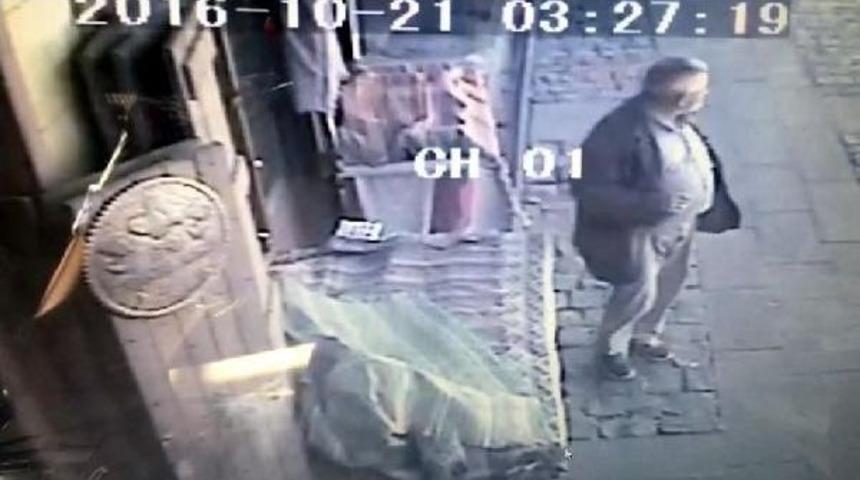 Cuma Namazı Sırasında Işyerindeki Takı Hırsızlığı Kamerada