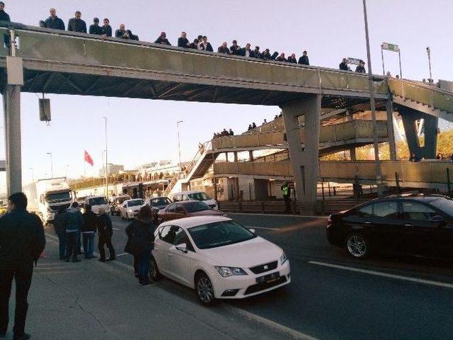 (özel Haber) Üst Geçit Yerine Otoyolu Kullanan Kadına Araba Çarptı