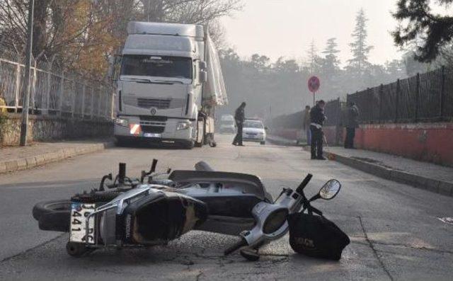 Motosikletiyle Forklifte Çarpan Sağlıkçı Yaşam Mücadelesi Veriyor