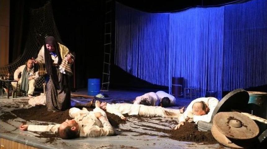 Karaman&rsquo;da Sahnelenen &ldquo;&ouml;l&uuml;ms&uuml;z&rdquo; İsimli Tiyatro Duygulu Anlar Yaşattı