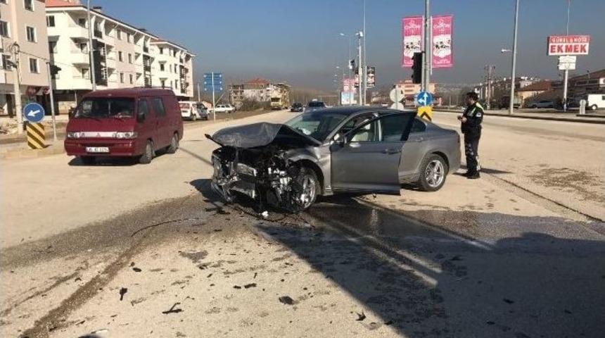Düzce’de İki Otomobil Çarpıştı 2 Kişi Yaralandı
