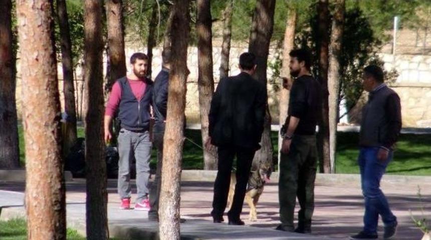 Mardin'de Belediye &Ccedil;alışanların Bekleyişi S&uuml;r&uuml;yor