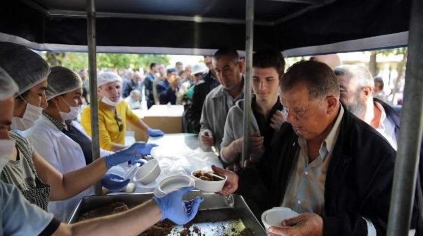 B&uuml;y&uuml;kşehir, 15 Temmuz Şehitleri İ&ccedil;in Helva Dağıttı