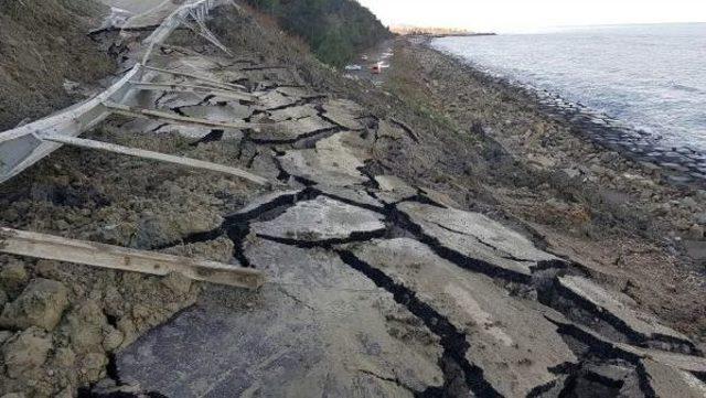 Sinop-Ayancık Yolunda Heyelan