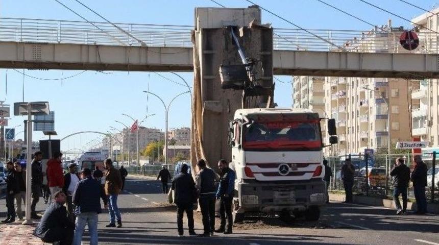Damperi A&ccedil;ılan Kamyon &Uuml;st Ge&ccedil;ide &Ccedil;arptı: 3 Yaralı