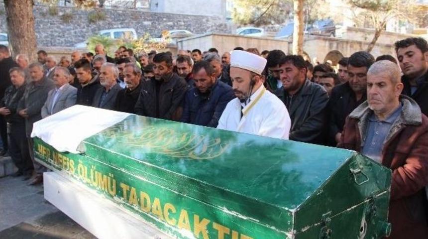 Liseli Mihriban G&ouml;zyaşlarıyla Uğurlandı