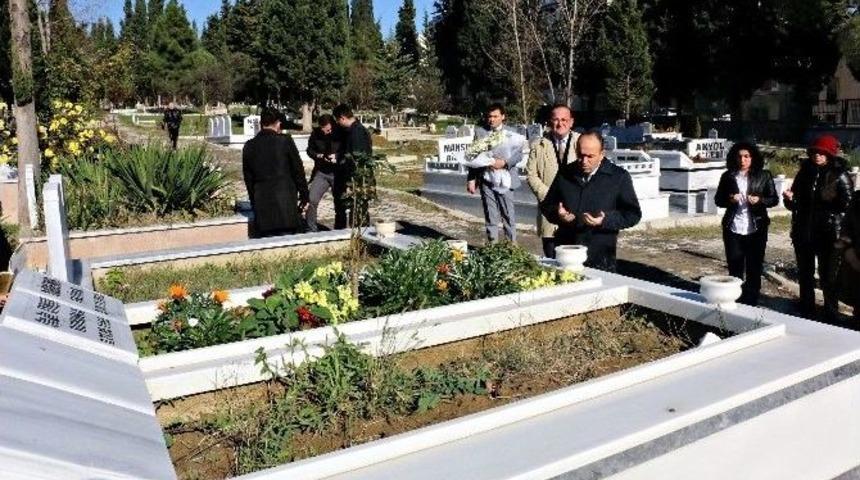 &Ouml;ld&uuml;r&uuml;len Doktor Kabri Başında Dualarla Anıldı