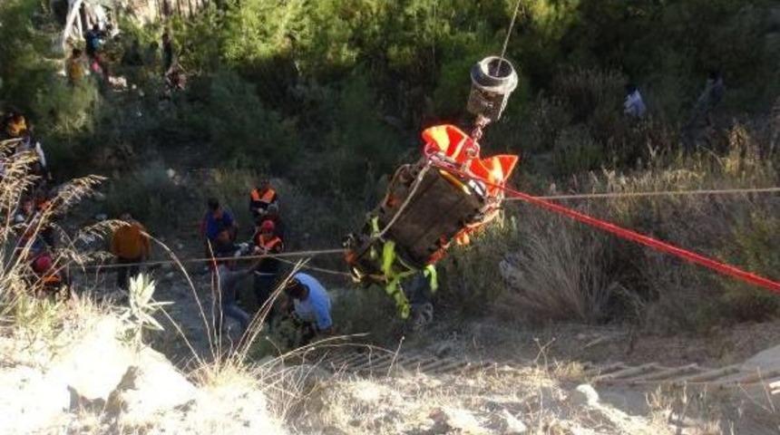 Mersin'de Minib&uuml;s U&ccedil;uruma Yuvarlandı: 2 &Ouml;l&uuml;, 5 Yaralı