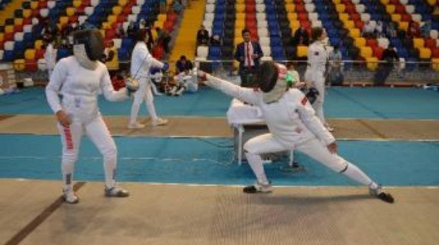 Bay-bayan Eskrim T&uuml;rkiye Şampiyonası Başladı